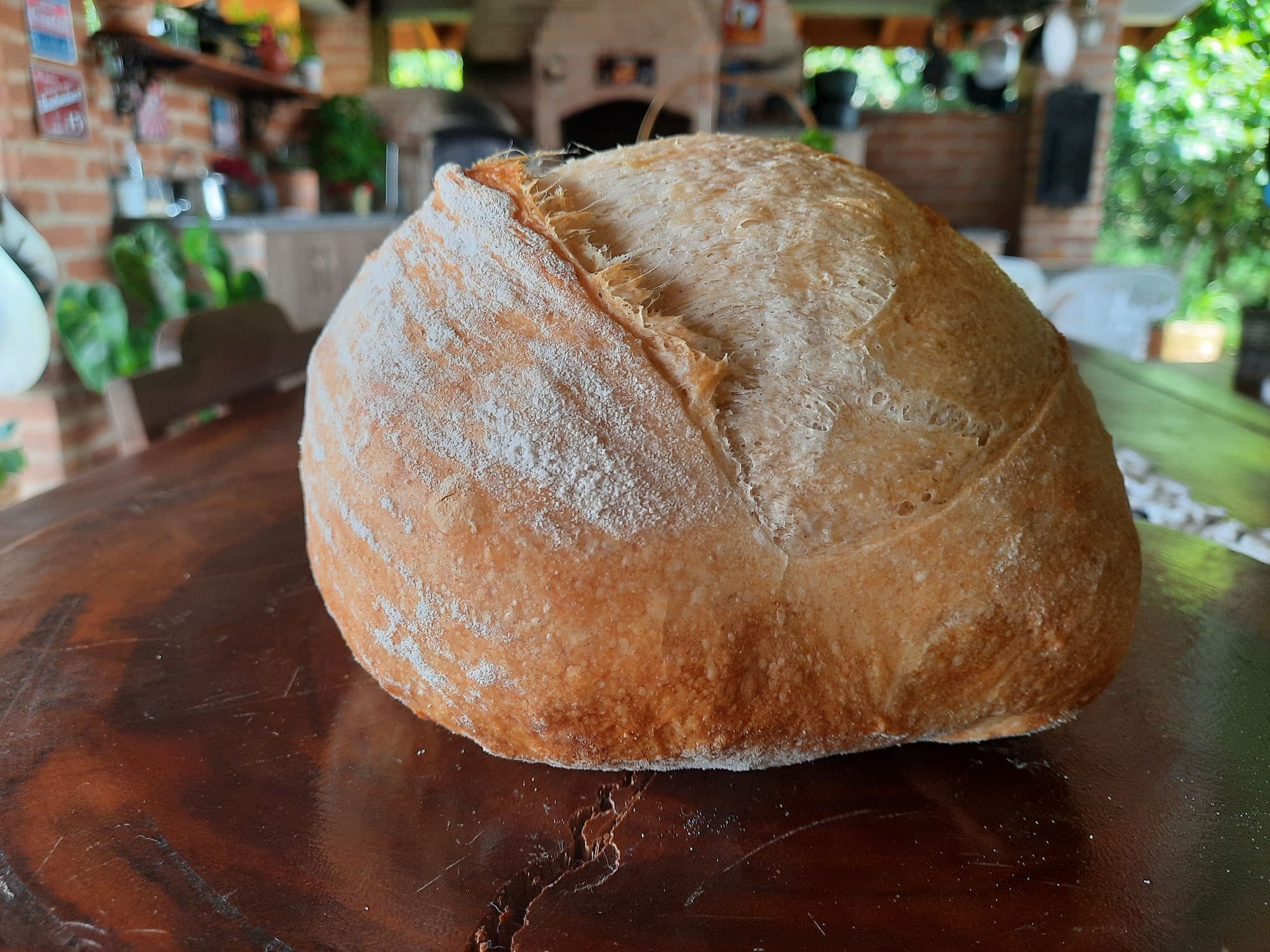 Pão artesanal de fermentação natural, recém-assado